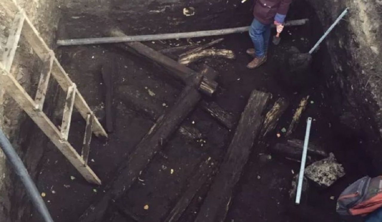 Псковские археологи нашли деревянные конструкции XV века
