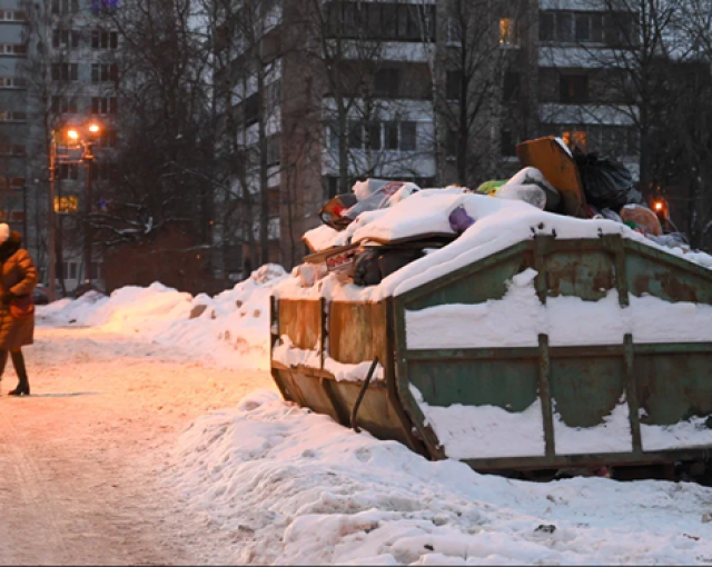 Перевозчики мусора жалуются на залежи снега