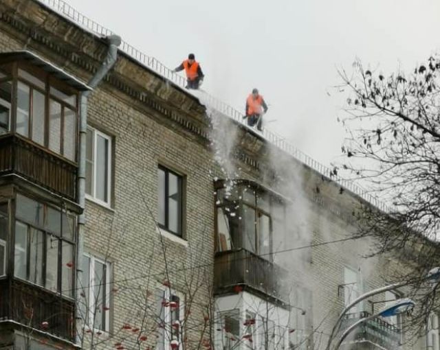 В Петербурге для очистки крыш от сосулек применили «нанолопату»