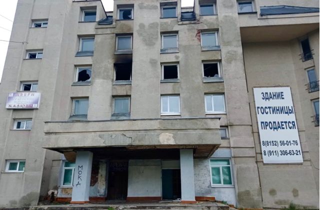 В Мурманской области загорелась старая гостиница
