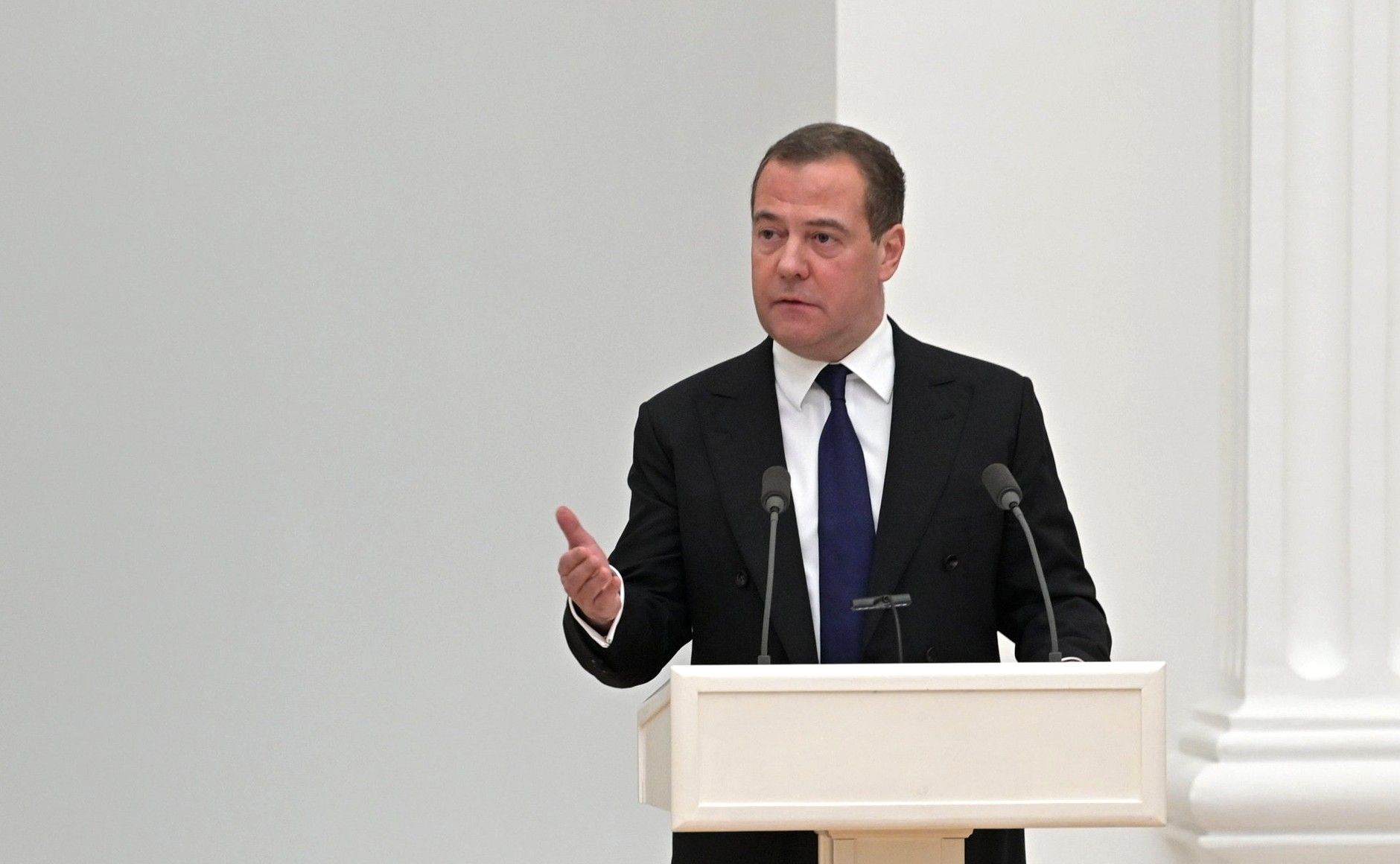 Медведев назвал «упоротым» украинского чиновника, предложившего ударить ракетами по Крымскому мосту
