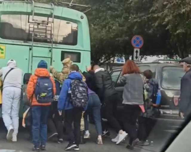 В Калининграде пассажиры толкали троллейбус после ДТП на Московском проспекте