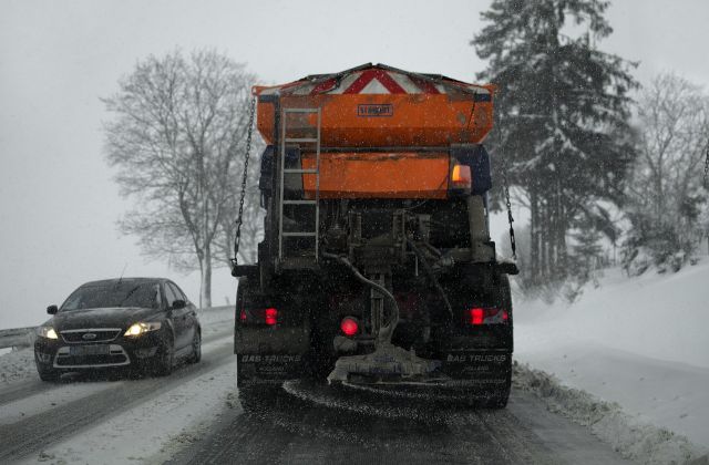 Коммунальщики Петербурга вывели меньше 500 единиц спецтехники в снегопад