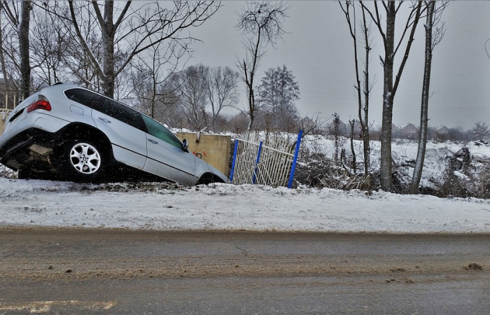 Кому звонить в случае аварии из-за неубранного снега и льда в Петербурге