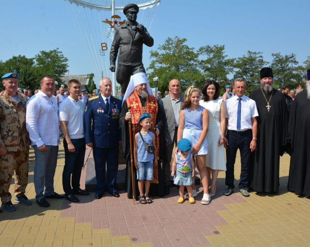 Андрей Богатов посетил церемонию открытия памятника погибшим героям-десантникам