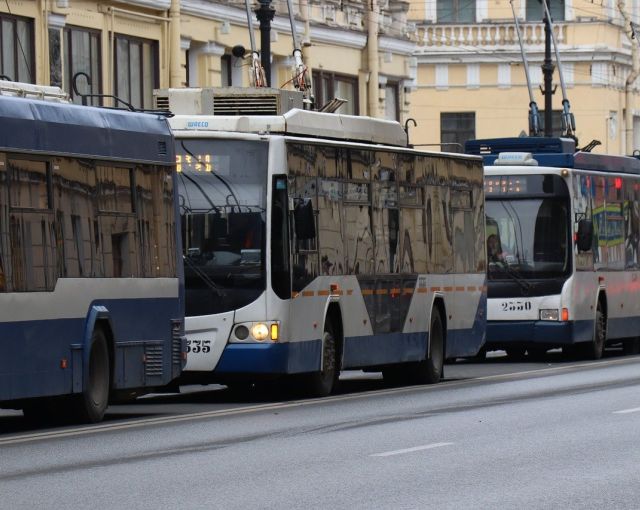 Смольный захотел «наводнить» Петербург морально устаревшими троллейбусами