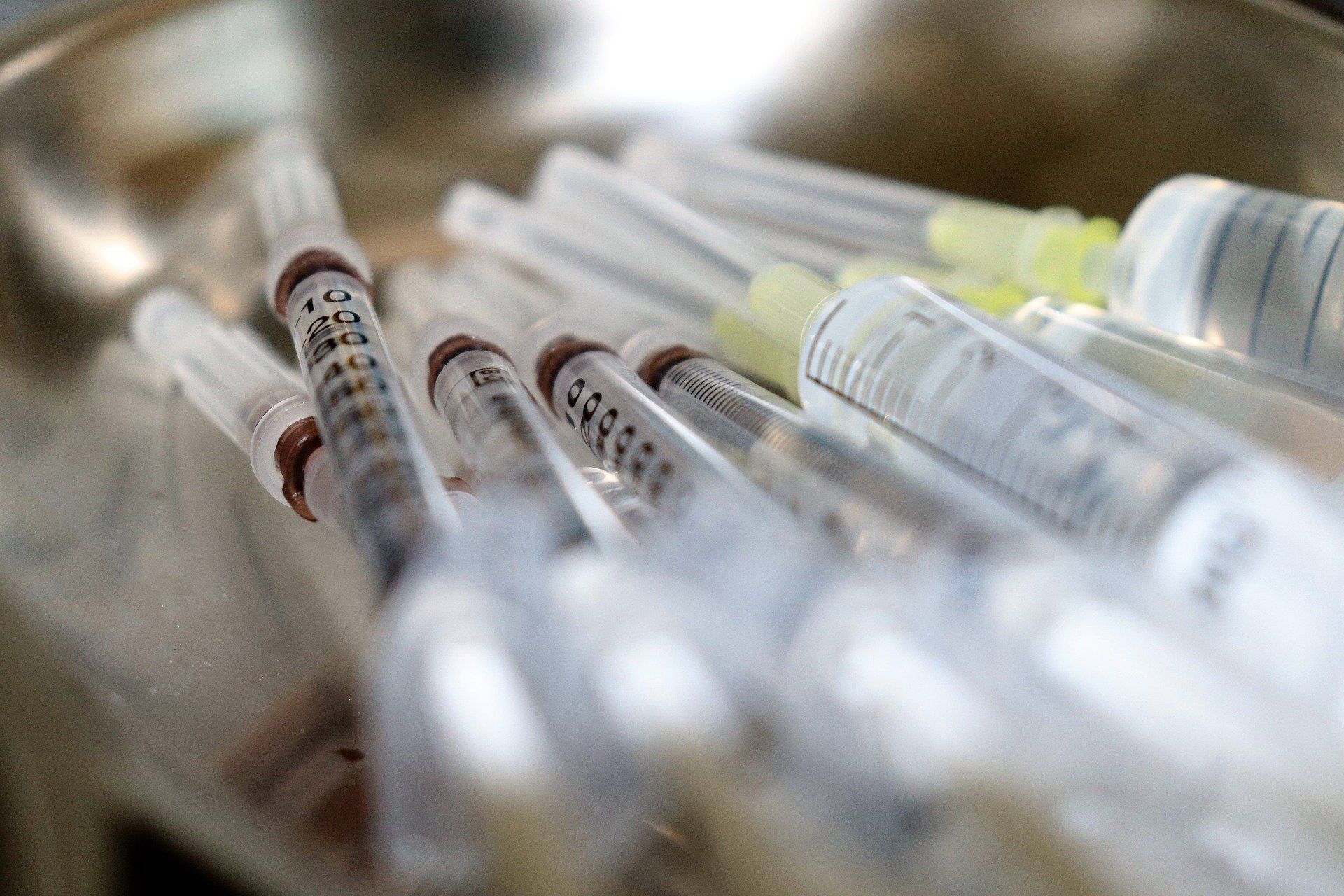 Петербург провалил кампанию по вакцинации несовершеннолетнего населения от COVID-19