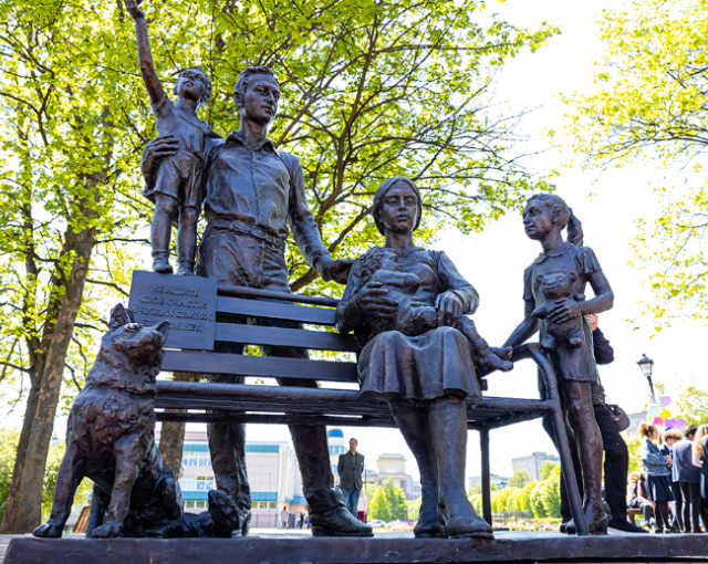 Памятник «Счастливая семья» открыли в Калининграде рядом с Нижним озером