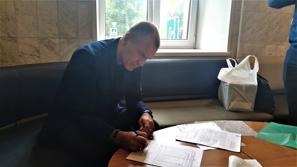 Шугалей сдал подписные листы на регистрацию в качестве кандидата в депутаты в ЗакС