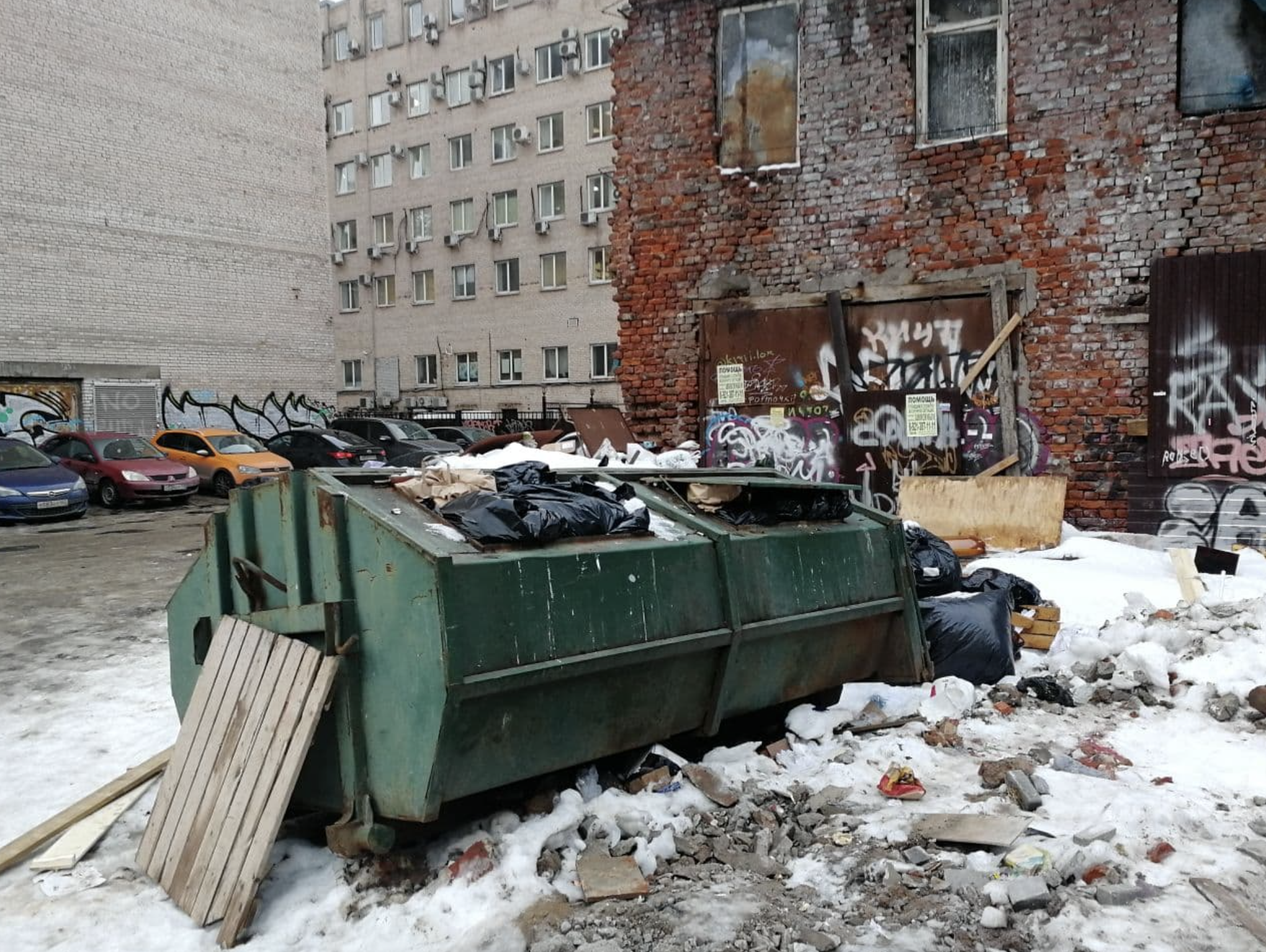 Конкурс на лучшего дворника в Петербурге не компенсирует проблемы с уборкой города