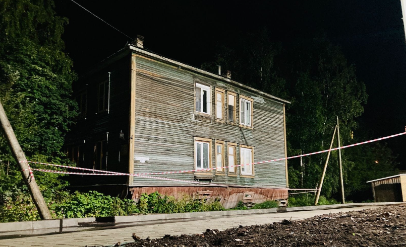В Архангельске деревянный аварийный дом с 19 жильцами сошёл со свай