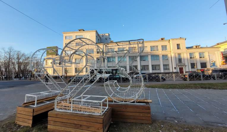 В центре Архангельска устанавливают украшение к Новому году