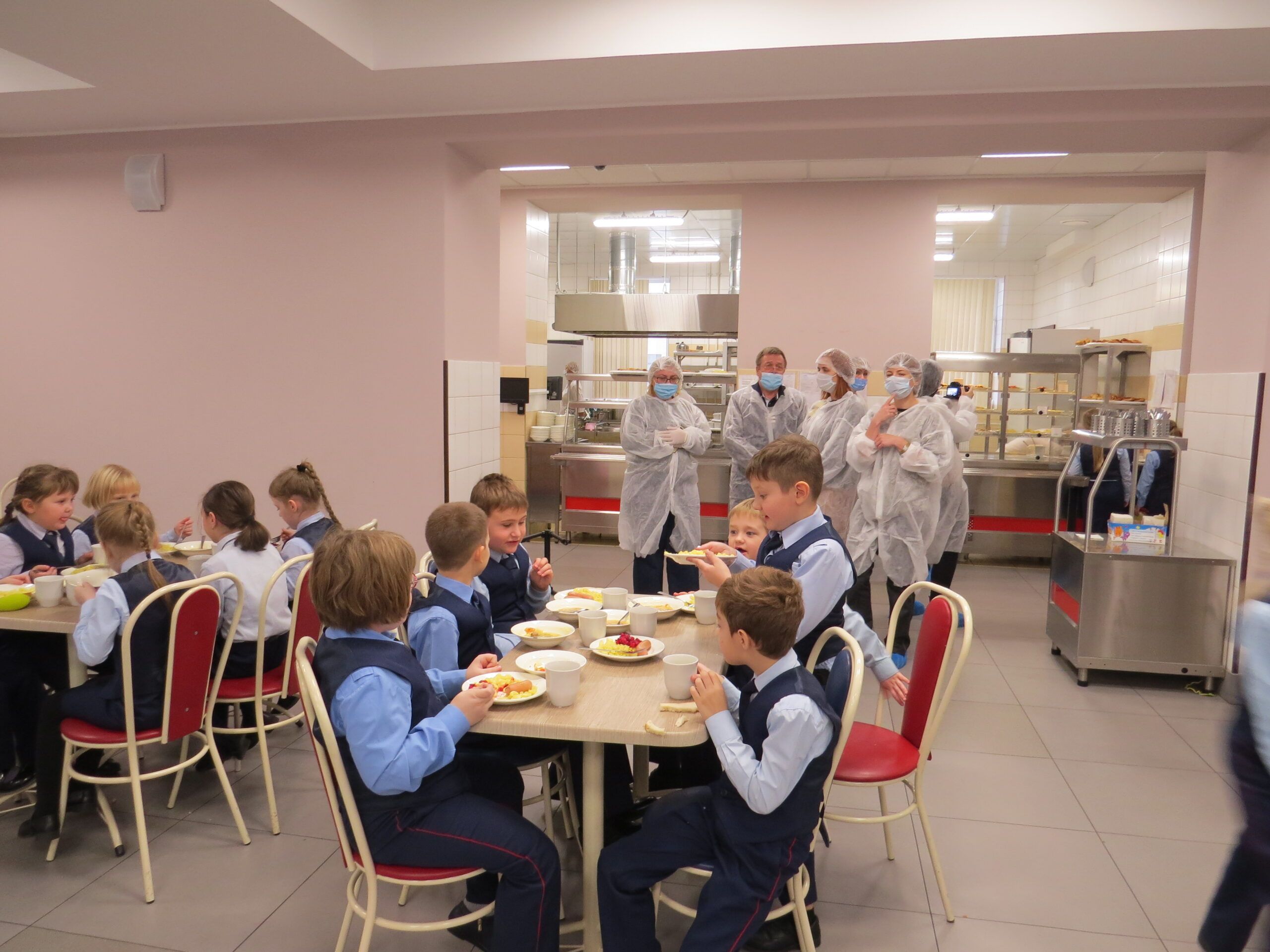 Проблемы с организацией питания в школах Фрунзенского района стали причиной обращения родителей к президенту