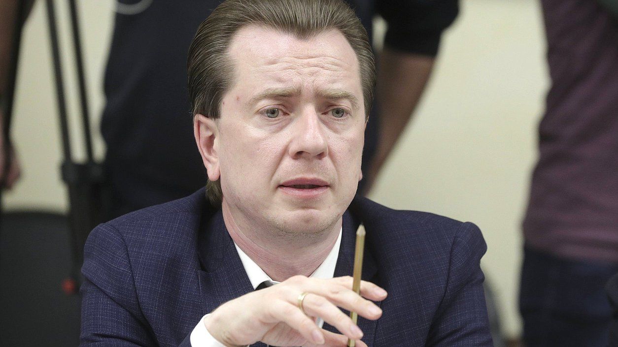 «Как запретить плакать младенцам»: депутат Бурматов раскритиковал законопроект Беглова «о лае собак»