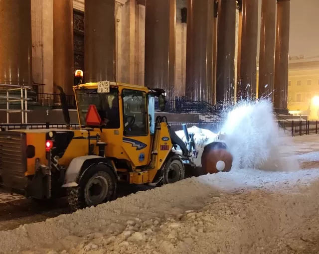 Неэффективная уборка улиц Петербурга от снега привела к возможности введения ЧС