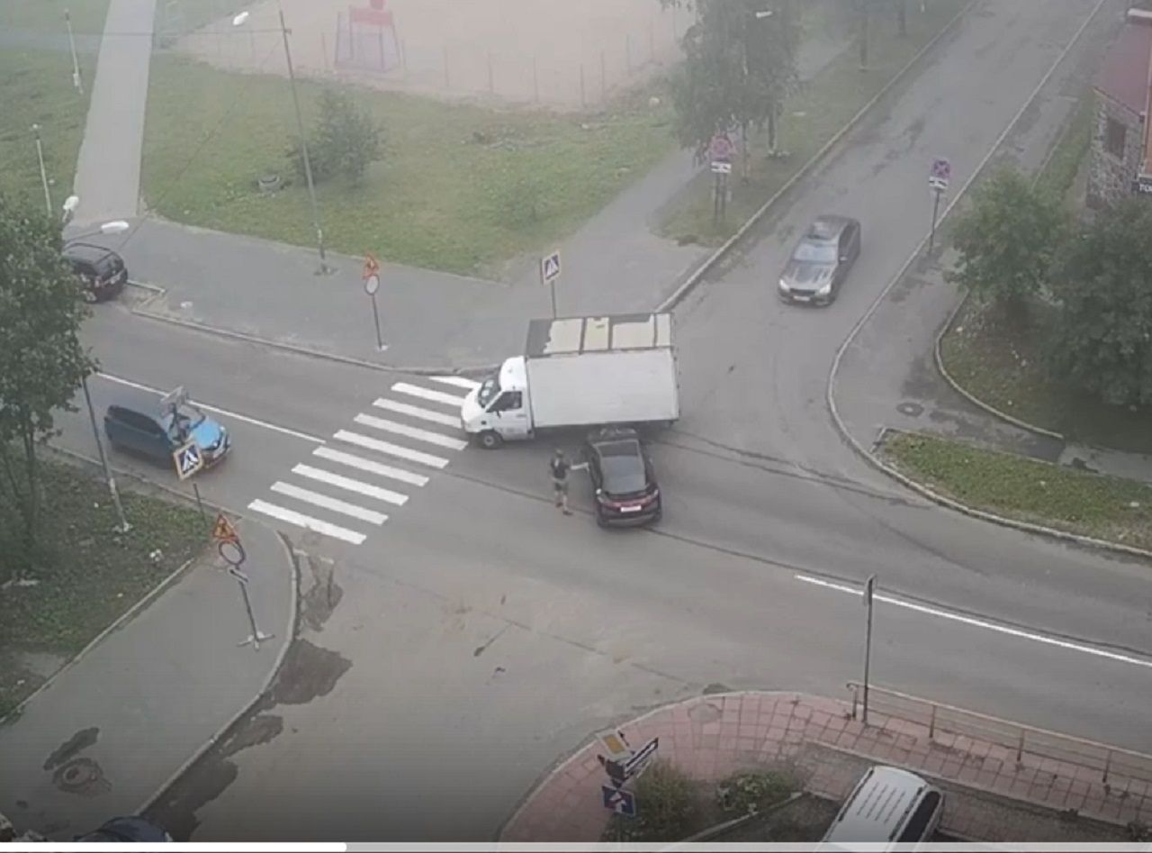 Фургон и легковушка встретились на перекрестке в Петрозаводске