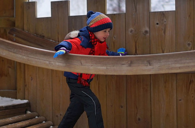 В Северодвинске установлена деревянная горка за 6 млн рублей