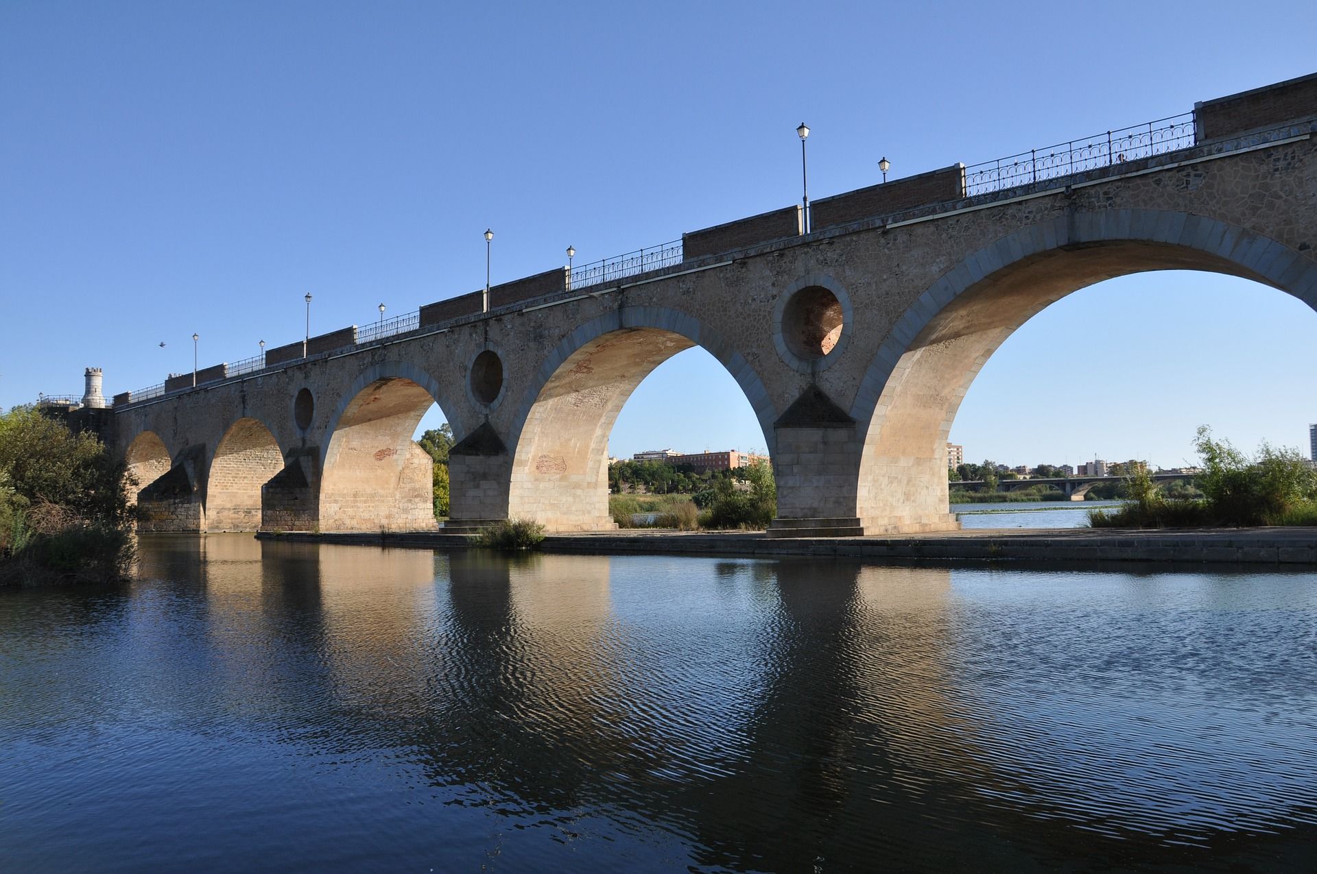 В Пскове разрушили старый мост через Милевку
