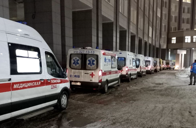 «ДП»: больницы Петербурга вновь столкнулись с очередями из скорых