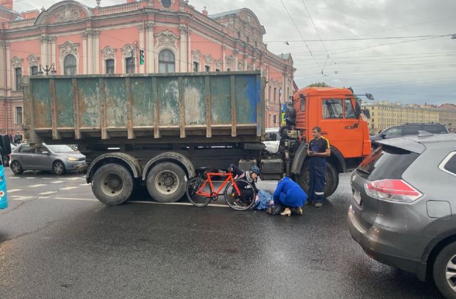 КамАЗ сбил девушку на велосипеде на Аничковом мосту