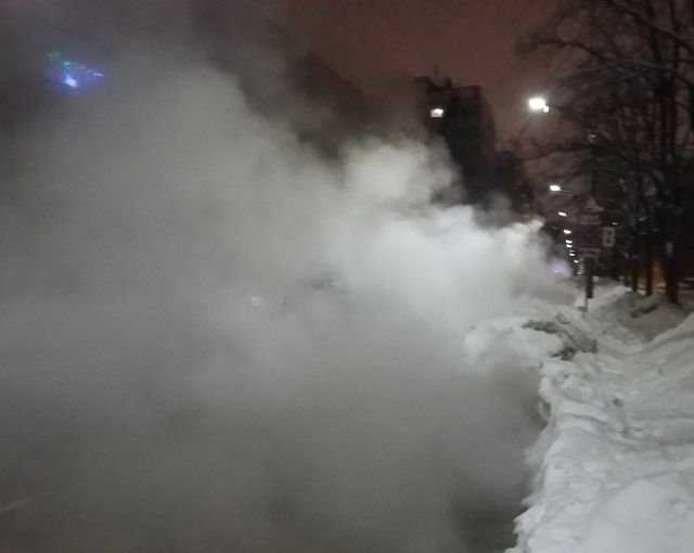 В центре Петербурга несколько дней коммунальщики «не замечают» аварию на теплосетях