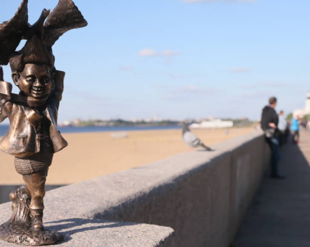 В Архангельске установили фигурку кудесника на набережной Северной Двины