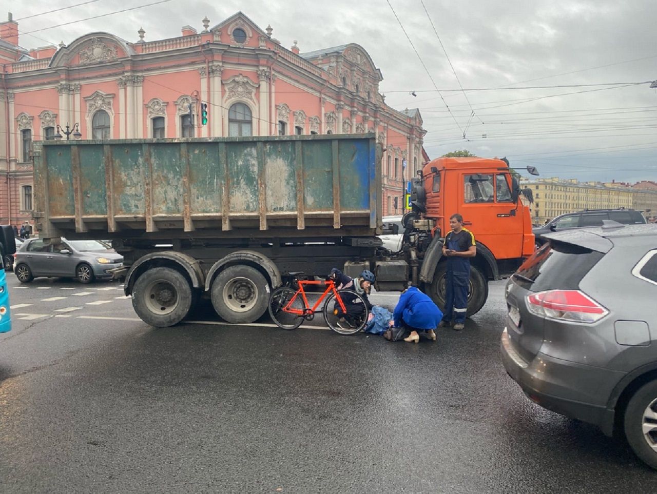 КамАЗ сбил девушку на велосипеде на Аничковом мосту