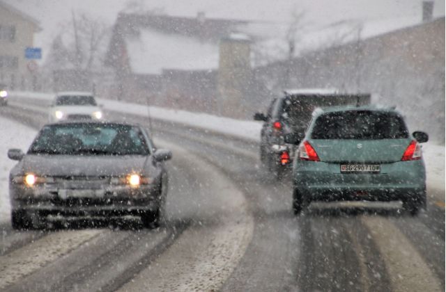В Мурманске дорожники кладут асфальт в снег