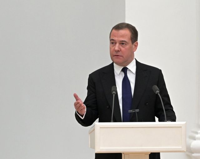 Медведев назвал «упоротым» украинского чиновника, предложившего ударить ракетами по Крымскому мосту