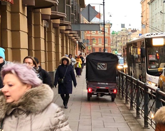 Петербуржцы высмеяли новый вид транспорта на тротуарах
