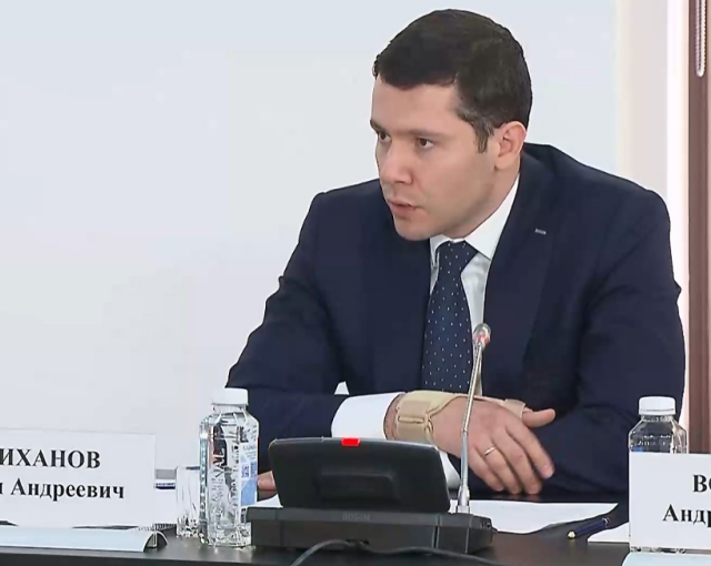 Алиханов заявил о критичности для Калининградской области запрета на транзит цемента и металлов