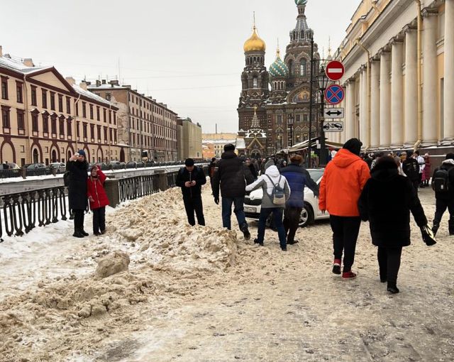 «Коляски вязнут, на площадку не попасть!» — петербургские мамы жалуются на плохую уборку снега