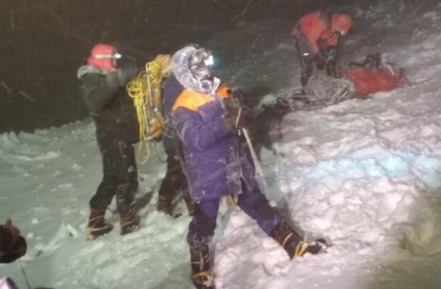 Спасатели достали тела погибших на Эльбрусе альпинистов