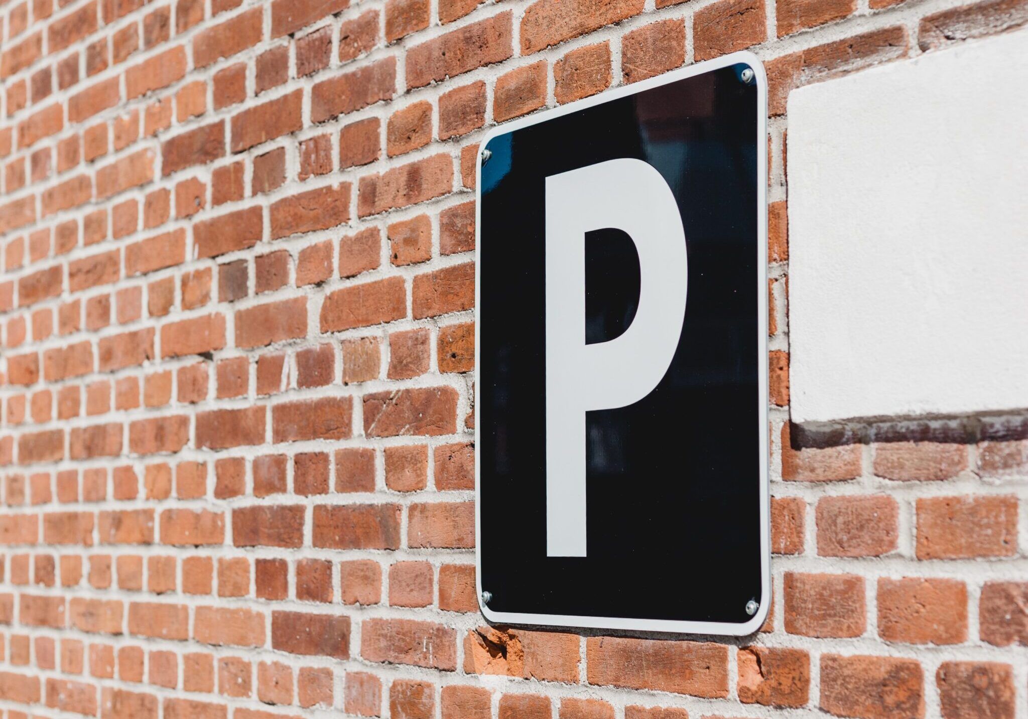 Стоимость платных муниципальных парковок в Калининграде не будет превышать 100 рублей