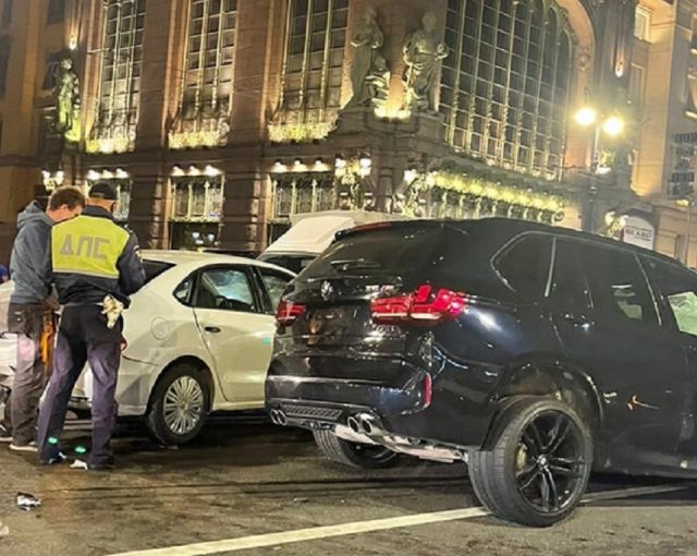 Ночью водитель BMW устроил массовую аварию в центре Петербурга