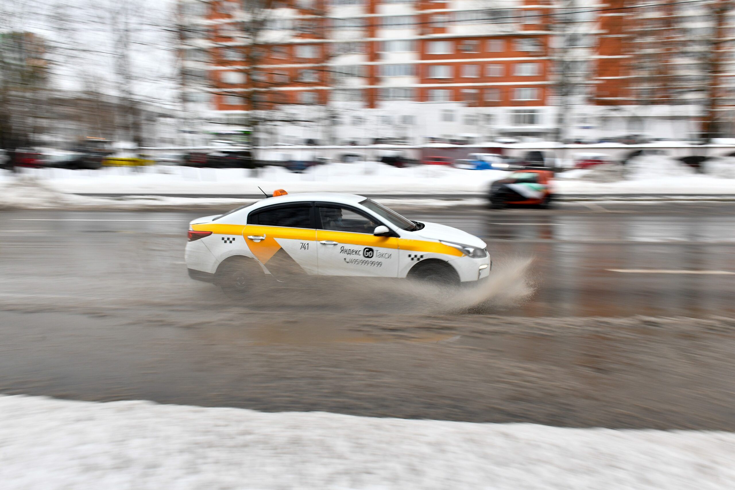 Пробке быть: проспект Луначарского превратился в однополосную дорогу из-за неубранного снега и луж
