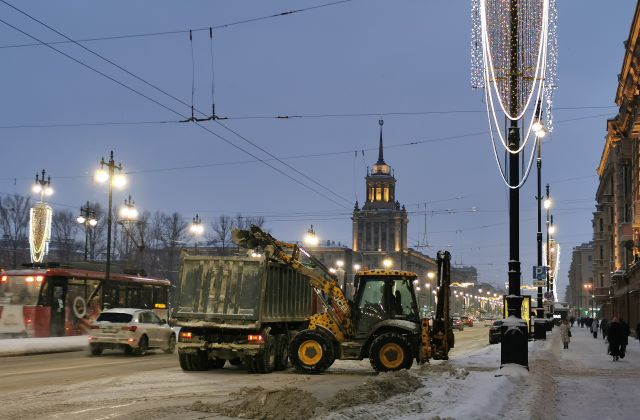 Горы снега с улиц Петербурга не пропали, однако в отчетах Смольного все давно вывезено