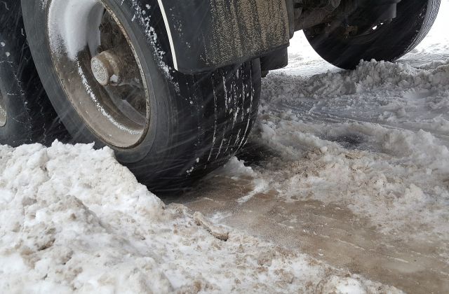 Автомобили мешают: почему Комблаг Петербурга не чистит дороги от снега