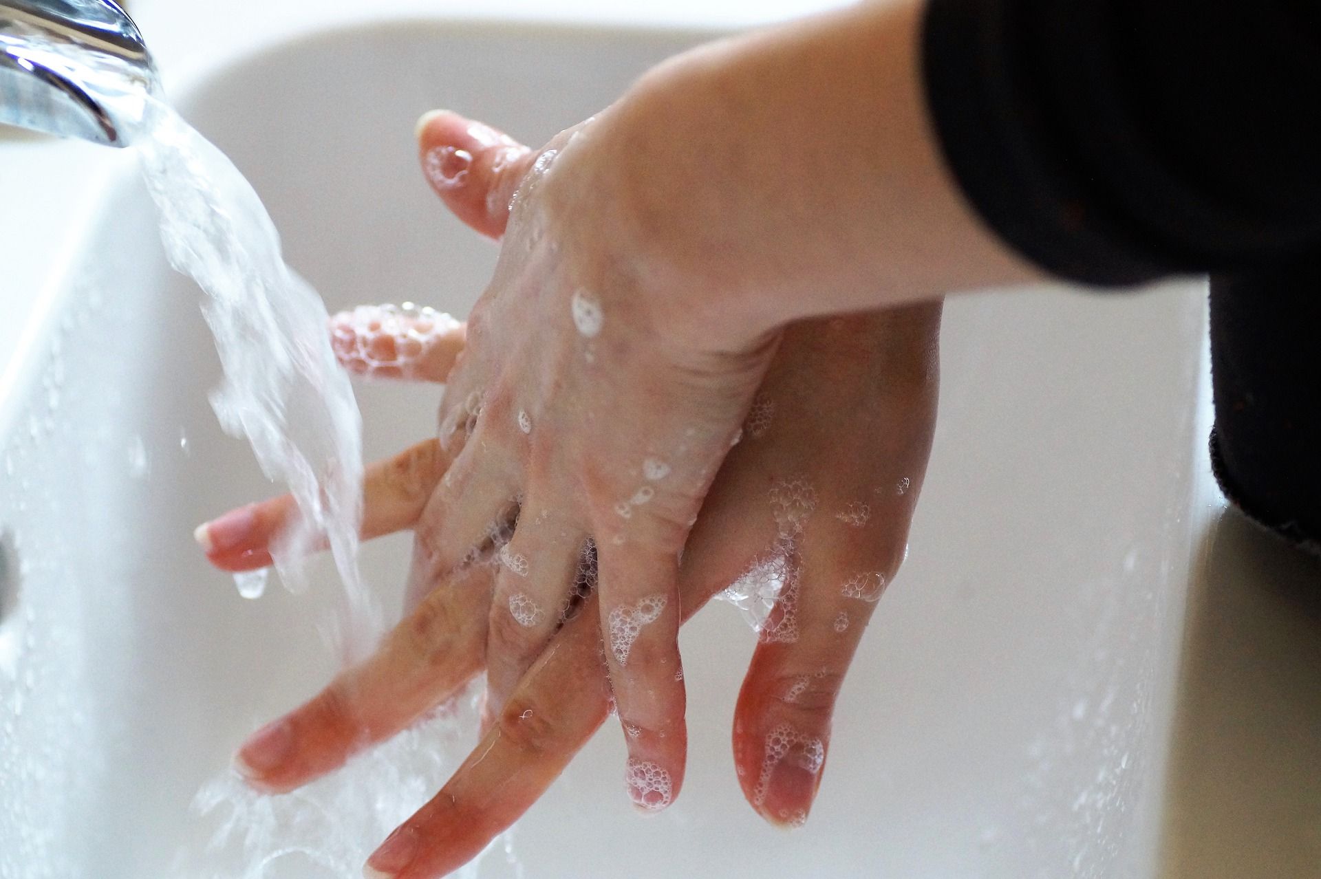Чтобы смыть бактерии и коронавирус, мыть руки нужно энергично