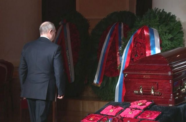 Владимир Путин коснулся гроба Владимира Жириновского