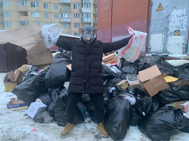 Смольному наглядно продемонстрировали мусорный коллапс в Петербурге.  Активисты переоделись в крыс