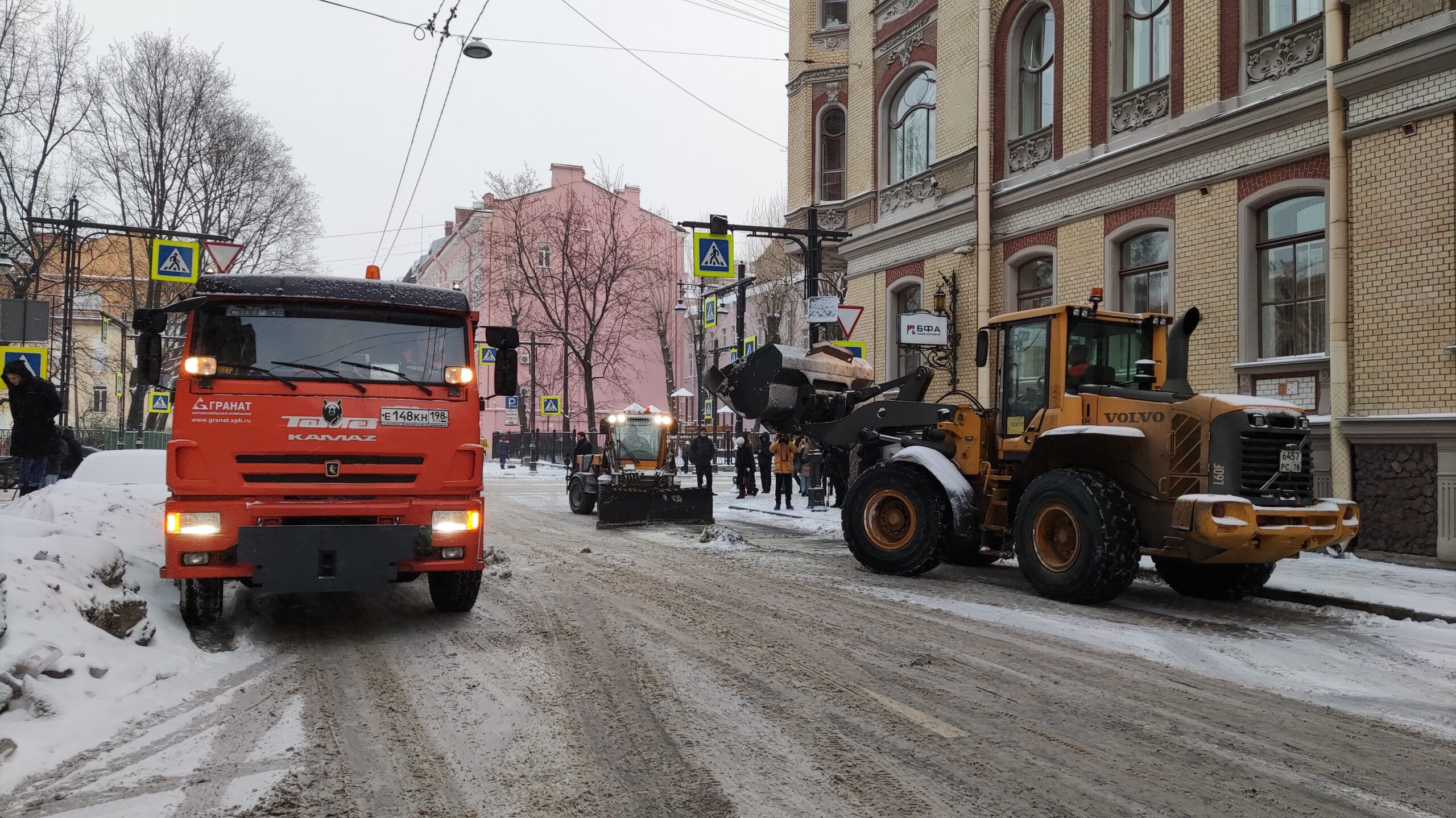 Ведущий шоу «Вечерний Ургант» высмеял некачественную уборку снега в Петербурге
