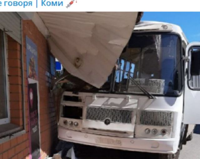В Сыктывкаре автобус врезался в магазин на остановке