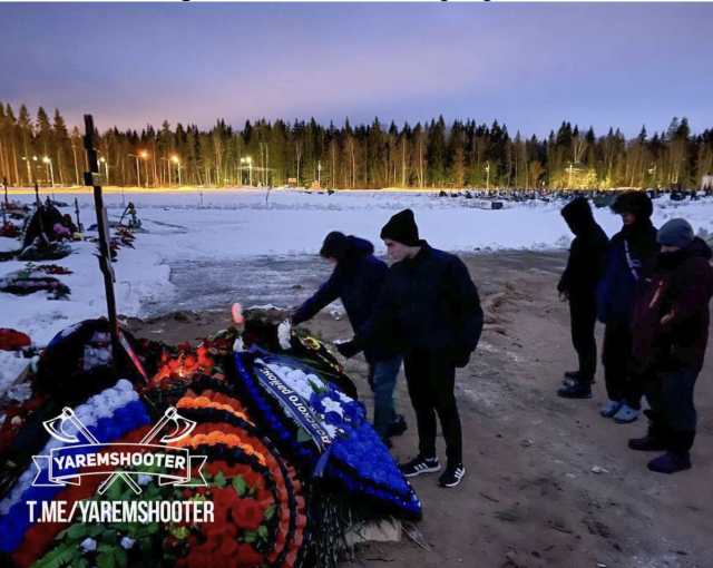 Жители Петербурга зажигают свечи на могиле героя из ЧВК «Вагнер»