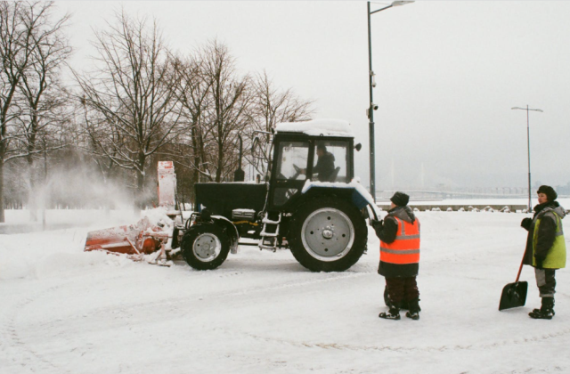 Трактористы отказались убирать снег в Североморске из-за долгов по зарплате