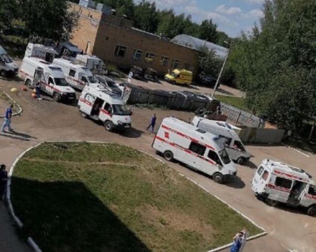Возле республиканской больницы Коми заметили очередь из карет «скорой помощи»