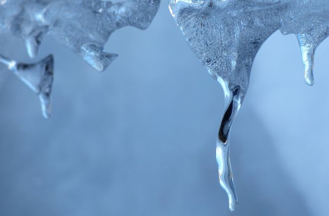 «Ледяные бомбардировки» петербуржцев демонстрируют неготовность Смольного к зиме