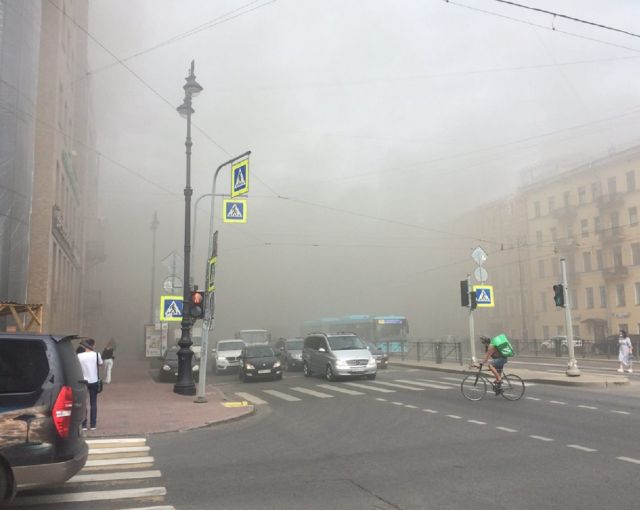 В центре Петербурга на площади 1500 квадратных метров горела кровля жилого дома