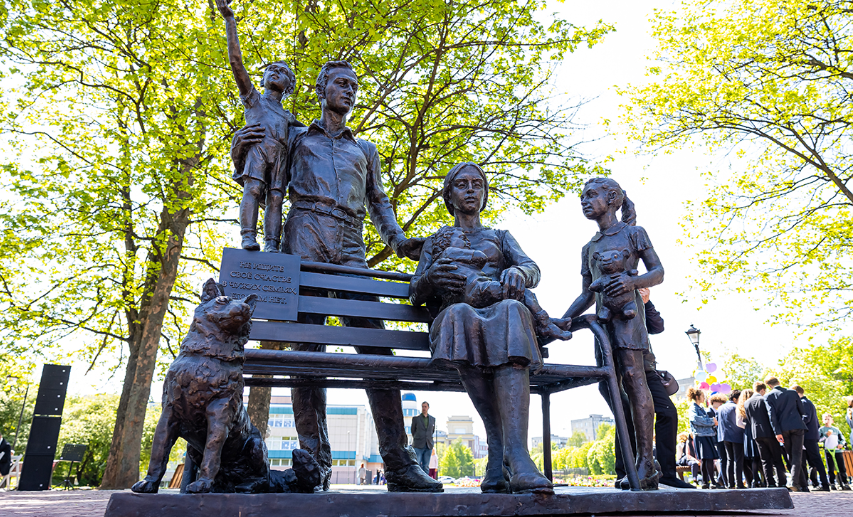 Памятник «Счастливая семья» открыли в Калининграде рядом с Нижним озером