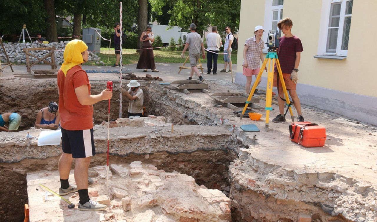 Археологи раскопали в Великом Новгороде подвал архиепископа Василия Калики